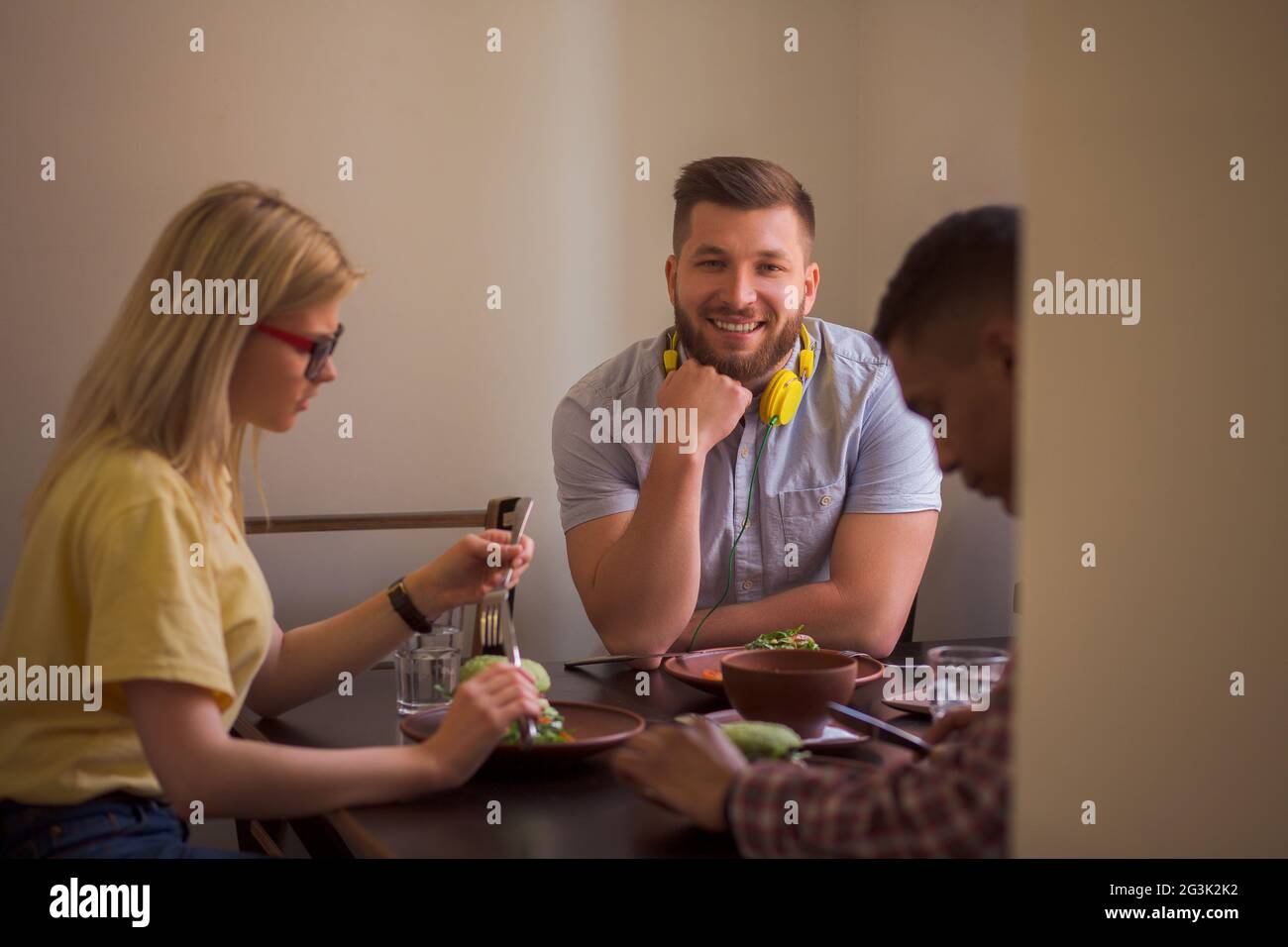 Glückliche Freunde in veganes restaurant Stockfoto