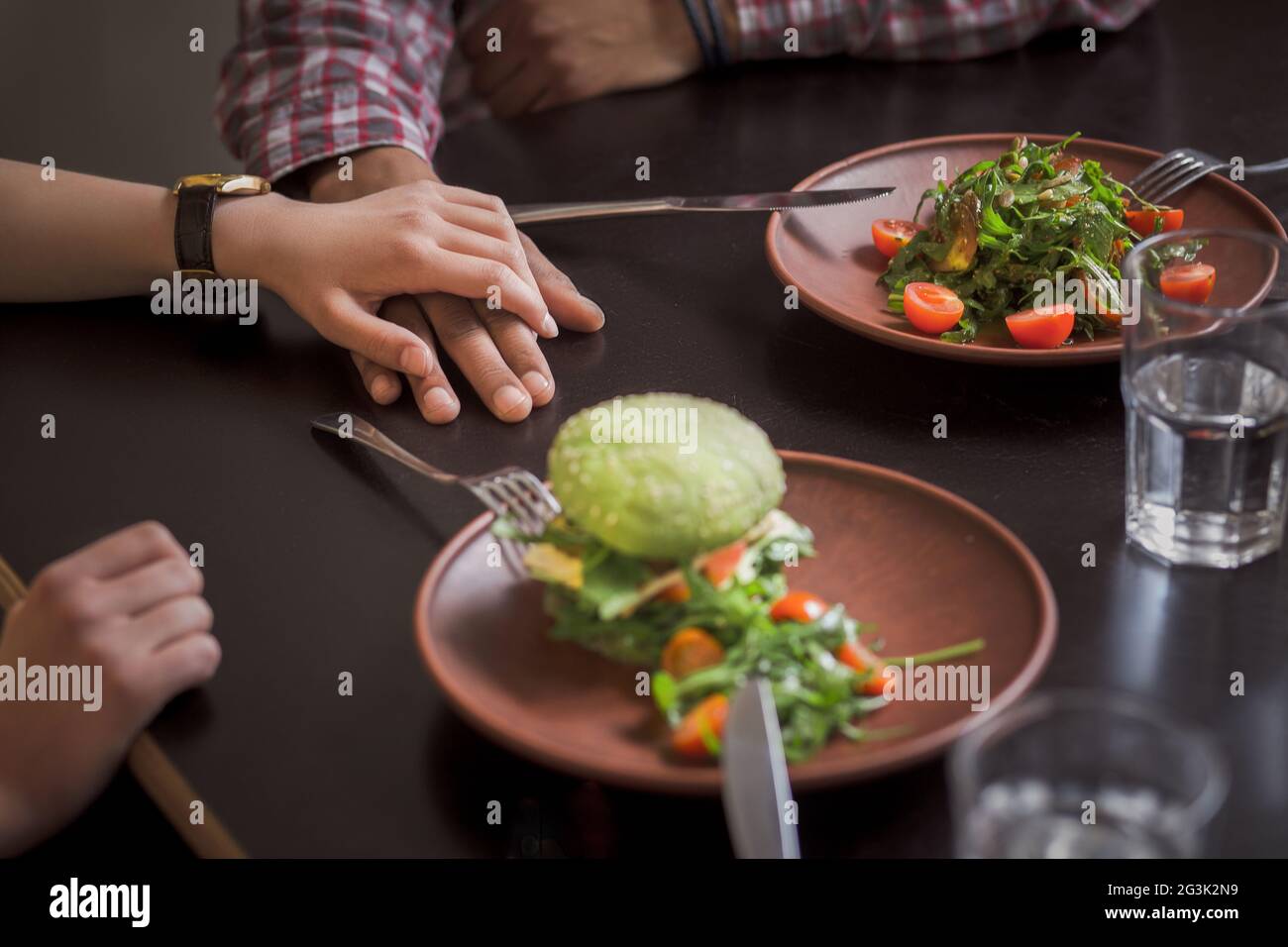 Glückliches Paar in veganes restaurant Stockfoto