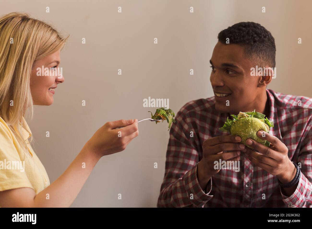 Glückliches Paar in veganes restaurant Stockfoto