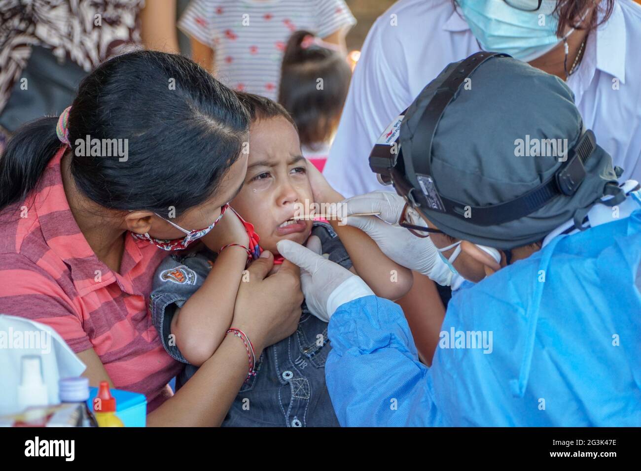 BALI/INDONESIEN-MAI 28 2021: Ein HNO-Arzt untersucht Ohren, Nase und Hals eines pädiatrischen Patienten. Während der COVID-19 Pandemie, HNO-Untersuchung Stockfoto