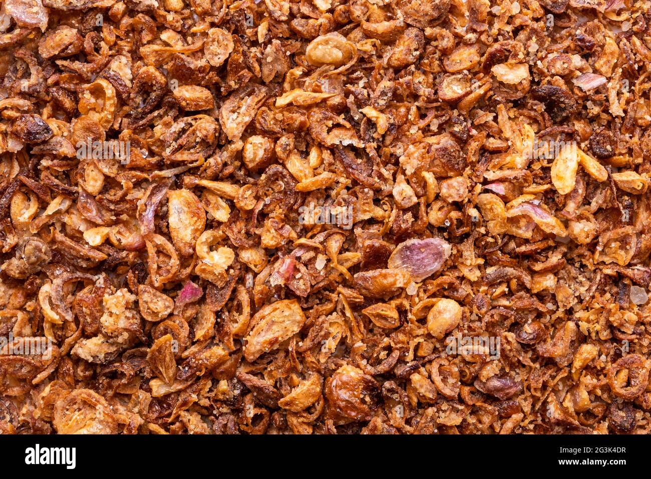 Goldbraun und knusprig frittierte Schalotten Hintergrund Stockfoto