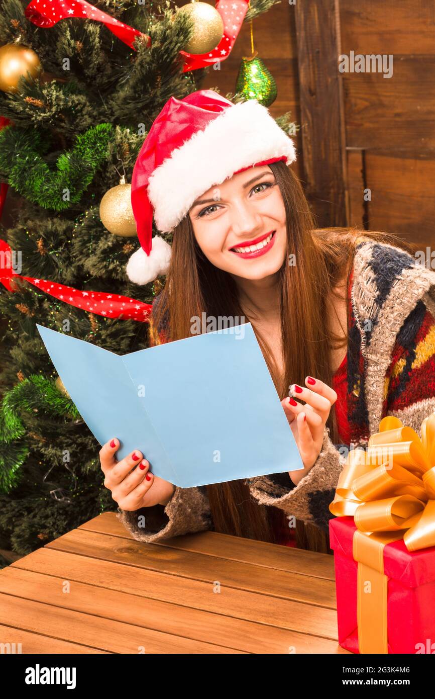 Schöne Mädchen mit Weihnachten und Neujahr Glückwünsche Stockfoto