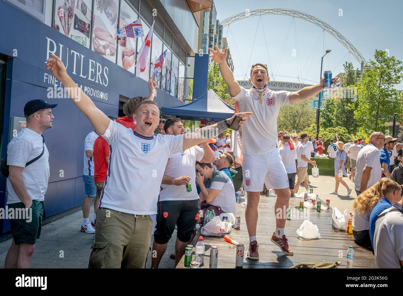 Euro 2020: Die Fans kommen in Wembley in festlicher Stimmung an und sind bereit für das Spiel England gegen Kroatien, Europameisterschaft der Gruppe D. London, Großbritannien. Stockfoto