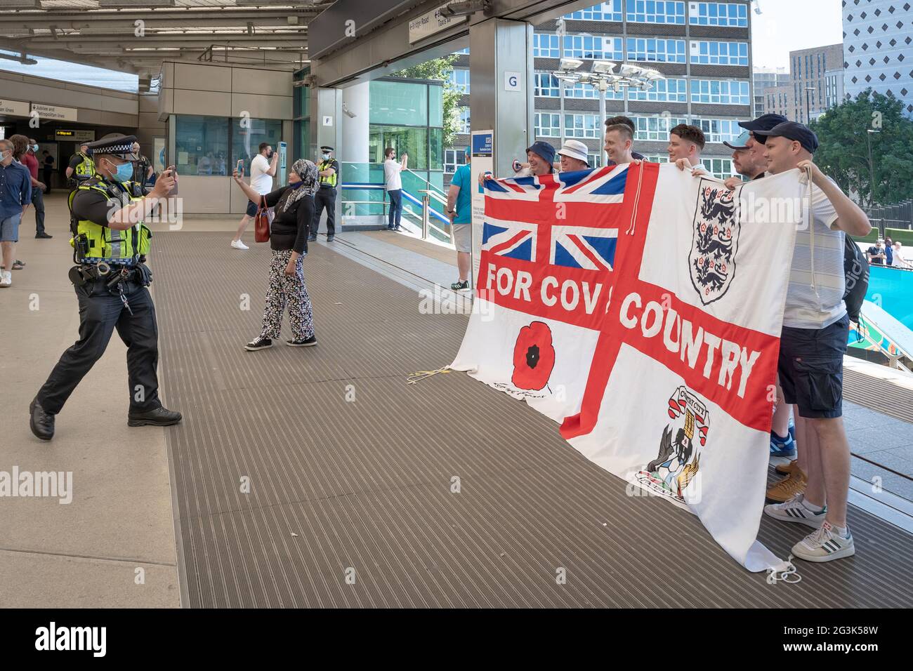 Euro 2020: Die Fans kommen in Wembley in festlicher Stimmung an und sind bereit für das Spiel England gegen Kroatien, Europameisterschaft der Gruppe D. London, Großbritannien. Stockfoto