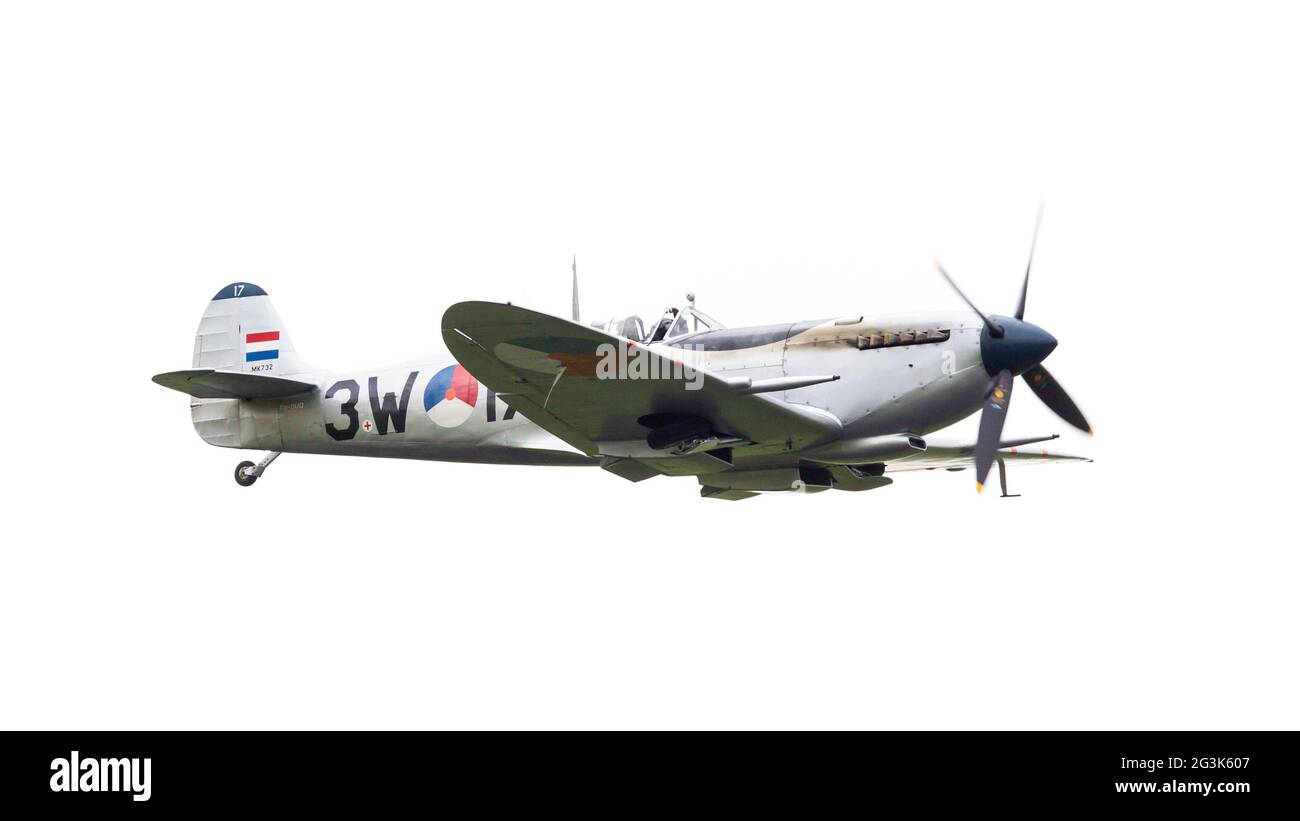 LEEUWARDEN, Niederlande - 11. Juni 2016: Ein Vintage Spitfire Jagdflugzeug macht einen niedrigen Überflug für die Öffentlichkeit in den königlichen Ne Stockfoto