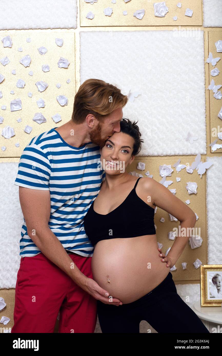 Schöne junge Paar erwartet baby Stockfoto
