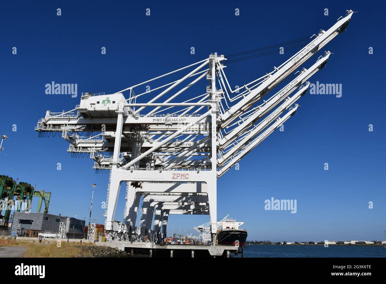 Im Hafen von Oakland, Kalifornien, einem der verkehrsreichsten globalen Güterhäfen an der Westküste, werden Container auf Schiffe verladen. Stockfoto