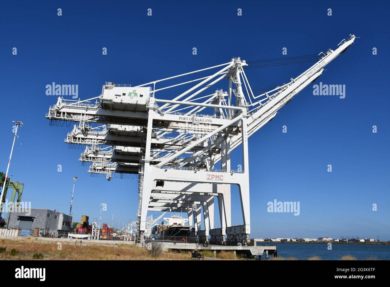 Im Hafen von Oakland, Kalifornien, einem der verkehrsreichsten globalen Güterhäfen an der Westküste, werden Container auf Schiffe verladen. Stockfoto