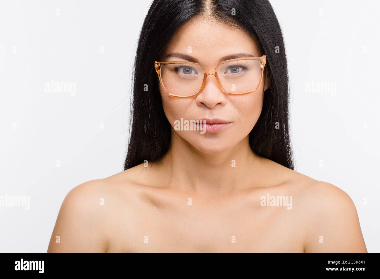 Schöne Koreanerin in Gläsern im studio Stockfoto