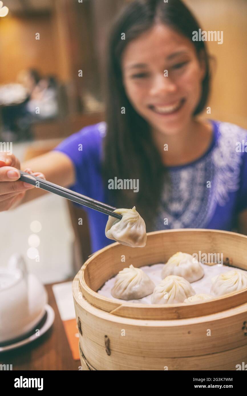 Chinesisches Restaurant Asiatische Frau, die xiao Long bao Knödel isst gedünstete Suppenklößchen lokale Küche auf Asienreisen. Shanghai City Travel Lifestyle. Stockfoto