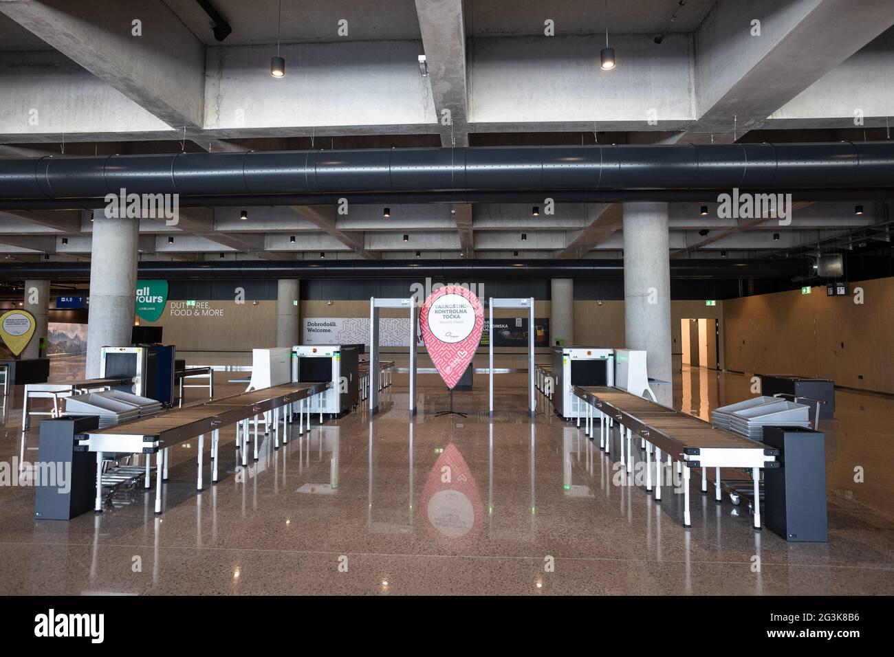 Brnik, Slowenien. Juni 2021. Sicherheitskontrolle am neuen Passagierterminal des Flughafens Ljubljana.AM Mittwoch, den 16. Juni 2021, WURDE ein neues Passagierterminal am Flughafen Ljubljana Joze Pucnik eingeweiht. Es wird am 1. Juli eröffnet und kann mehr als 1,200 Passagiere pro Stunde bedienen. Kredit: SOPA Images Limited/Alamy Live Nachrichten Stockfoto