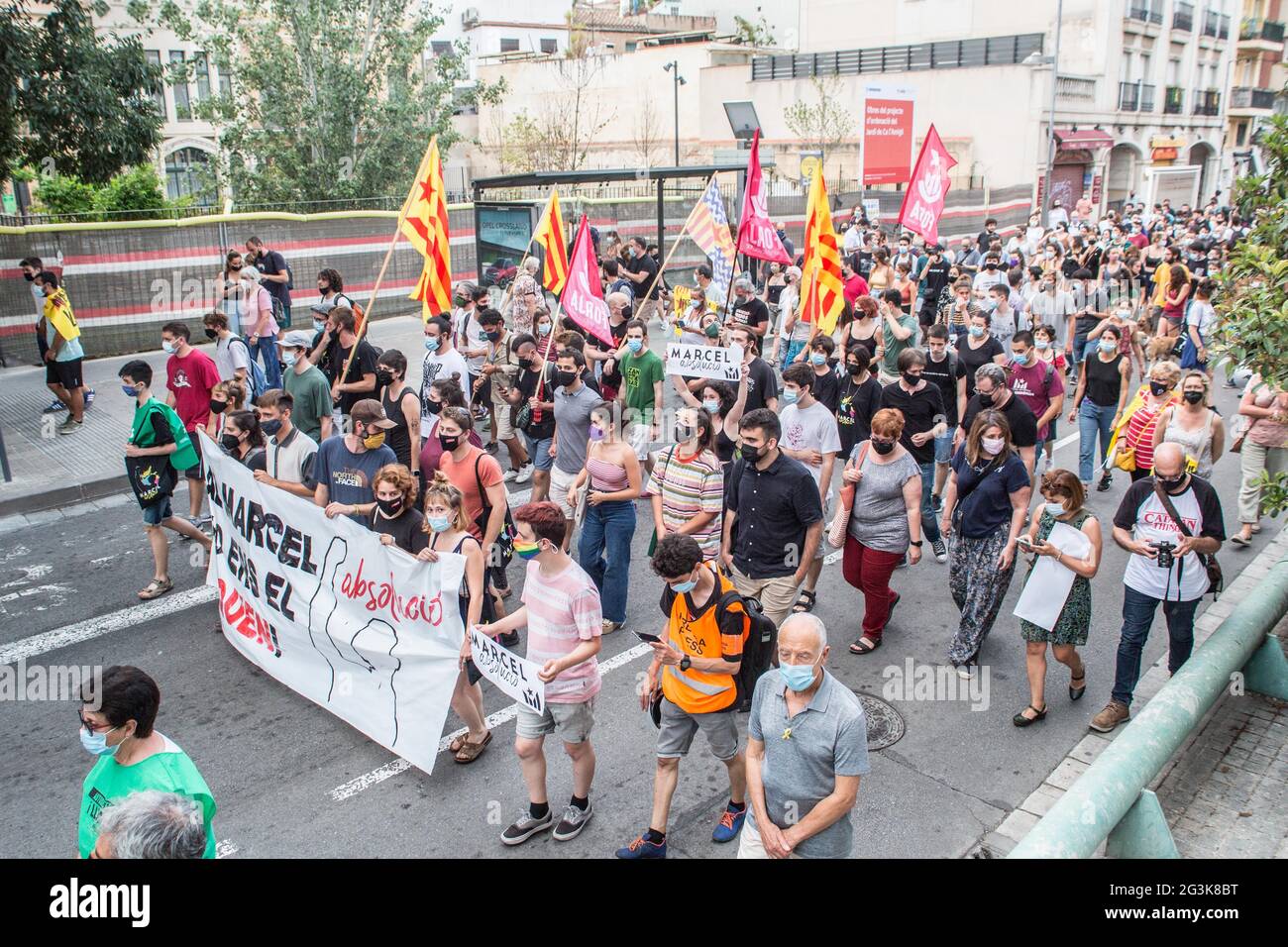 Marcel Vivet marschiert mit Demonstranten durch die Straßen und hält während der Demonstration ein Transparent und Fahnen in der Hand. Hunderte von Menschen haben in Badalona, einer Stadt neben Barcelona, in Solidarität mit Marcel Vivet demonstriert. Die WHO wurde wegen der Vorfälle, die sich bei einer katalanischen Unabhängigkeitsdemonstration im September 2018 in Barcelona gegen einen Akt der Polizeigewerkschaft Jusapol (Polizei-Gehaltsjustiz) ereigneten, zu fünf Jahren Gefängnis verurteilt. Vivet wurde wegen eines Verbrechens der öffentlichen Unordnung und des Angriffs auf einen Agenten der Behörde vor Gericht gestellt. An der Demonstration nahm Dolors Sabater, Stellvertreter von Th, Teil Stockfoto