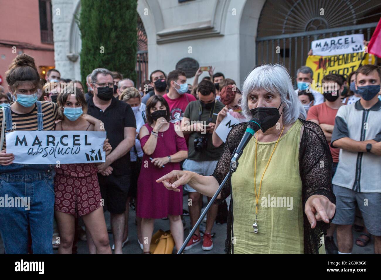 Dolors Sabater, Abgeordneter des katalanischen Parlaments, spricht während der Demonstration zu den Demonstranten: Hunderte von Menschen haben in Badalona, einer Stadt neben Barcelona, in Solidarität mit Marcel Vivet demonstriert. Die WHO wurde wegen der Vorfälle, die sich bei einer katalanischen Unabhängigkeitsdemonstration im September 2018 in Barcelona gegen einen Akt der Polizeigewerkschaft Jusapol (Polizei-Gehaltsjustiz) ereigneten, zu fünf Jahren Gefängnis verurteilt. Vivet wurde wegen eines Verbrechens der öffentlichen Unordnung und des Angriffs auf einen Agenten der Behörde vor Gericht gestellt. An der Demonstration nahm Dolors Sabater, Abgeordneter des Parlaments, Teil Stockfoto