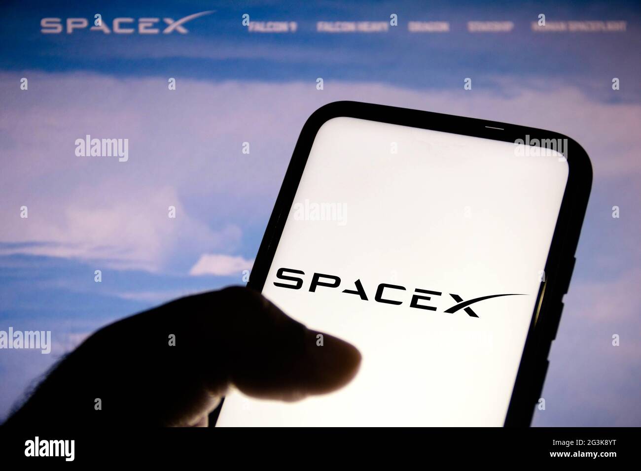 Brasilien. Juni 2021. In dieser Abbildung wird ein Logo von Space Exploration Technologies (SpaceX) auf einem Smartphone angezeigt. (Foto von Rafael Henrique/SOPA Images/Sipa USA) Quelle: SIPA USA/Alamy Live News Stockfoto