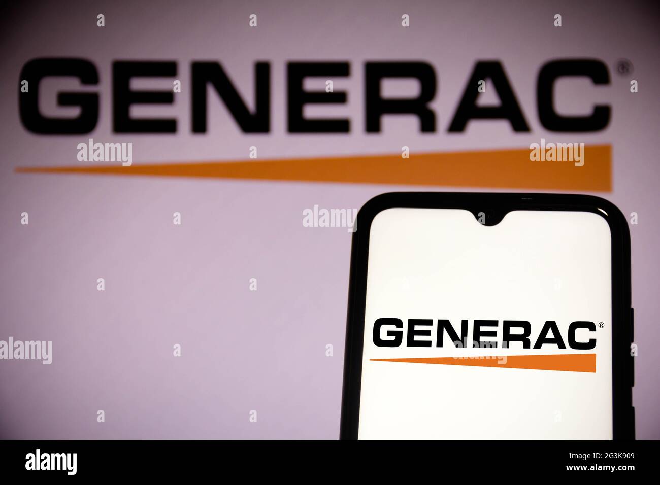 Brasilien. Juni 2021. In dieser Abbildung ist ein Logo von Generac Holdings Inc. (Generac) zu sehen, das auf einem Smartphone und im Hintergrund zu sehen ist. (Foto von Rafael Henrique/SOPA Images/Sipa USA) Quelle: SIPA USA/Alamy Live News Stockfoto