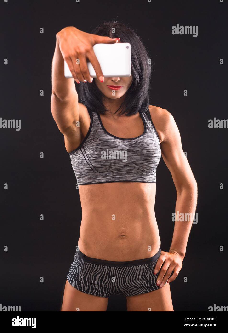 Fitness-Frau selbst fotografieren im studio Stockfoto