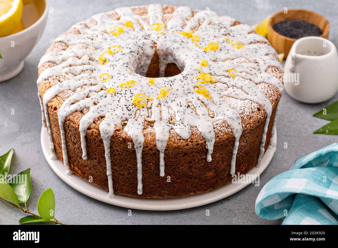 Zitronenmohn-Pound-Kuchen mit Puderzucker-Glasur Stockfotografie - Alamy
