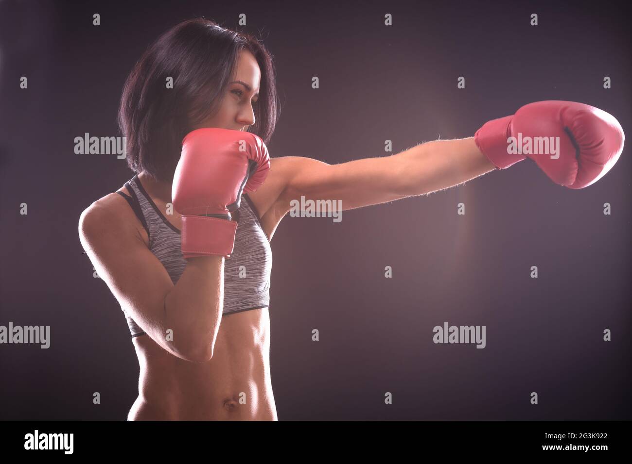 Boxer-Frau mit roten Boxhandschuhen auf Stockfoto