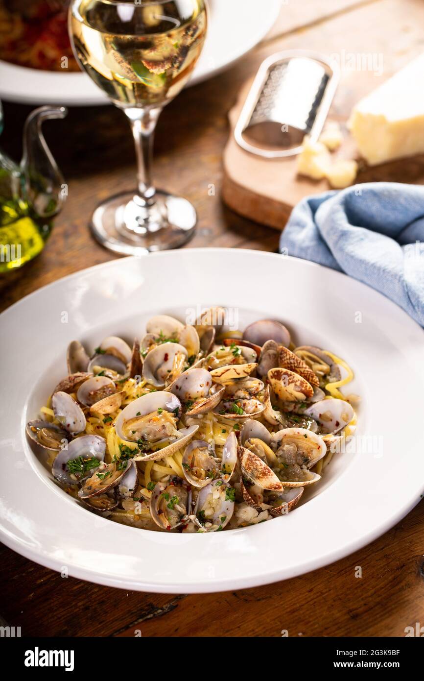 Meeresfrüchte Linguine Pasta mit Venusmuscheln serviert mit Wein Stockfoto
