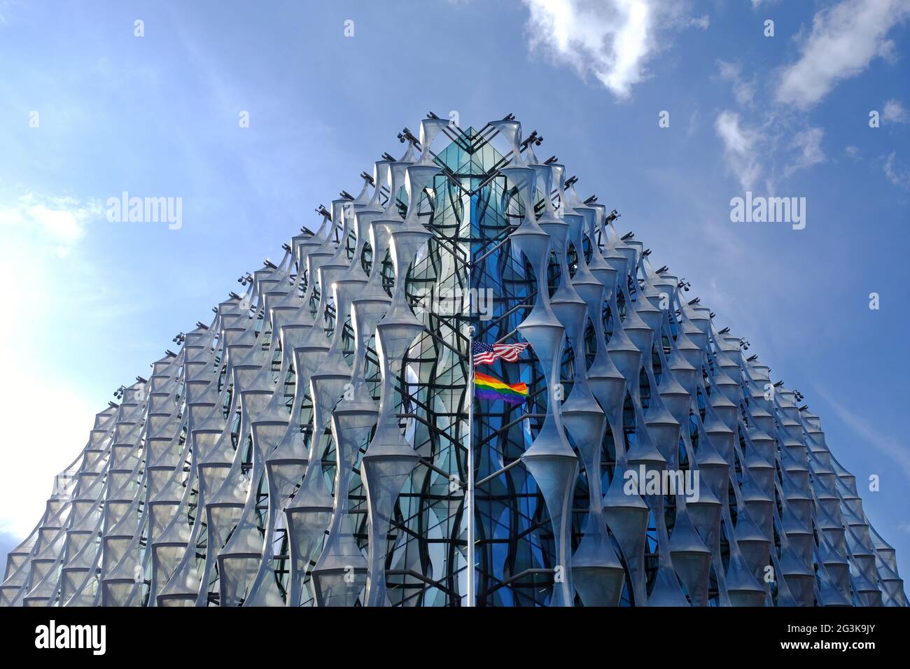 Die Stars and Stripes und die Regenbogenflagge werden stolz von der neuen amerikanischen Botschaft in London geflogen, während Präsident Biden bestrebt ist, die LGBT-Rechte zu verbessern Stockfoto
