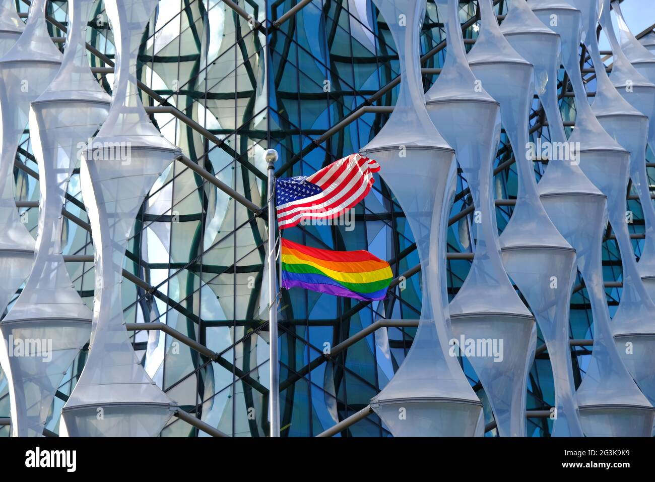 Die Stars and Stripes und die Regenbogenflagge werden stolz von der neuen amerikanischen Botschaft in London geflogen, während Präsident Biden bestrebt ist, die LGBT-Rechte zu verbessern Stockfoto