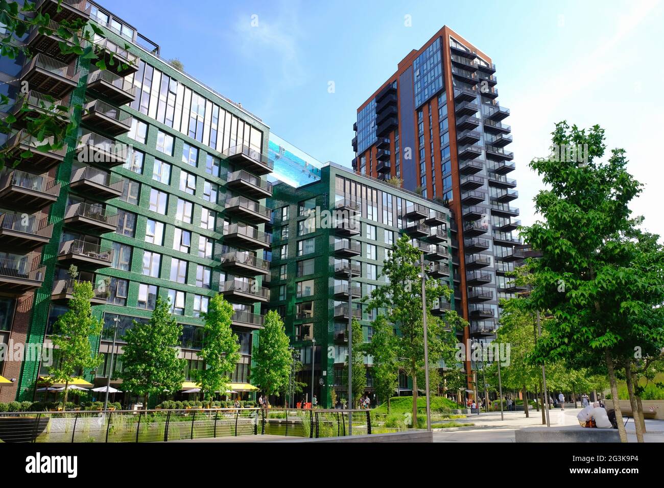 London, Großbritannien. Seitenansicht des neu eröffneten, transparenten und schwebenden Sky Pools aus Acryl im Embassy Gardens-Baubereich in Nine Elms. Stockfoto