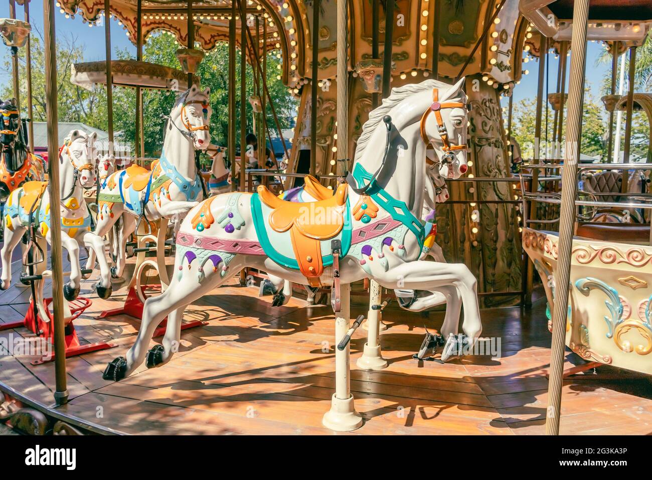 Fröhliches Karussell im Pariser Stil mit den Pferden im Vordergrund. Spaßkonzept für Kinder Stockfoto