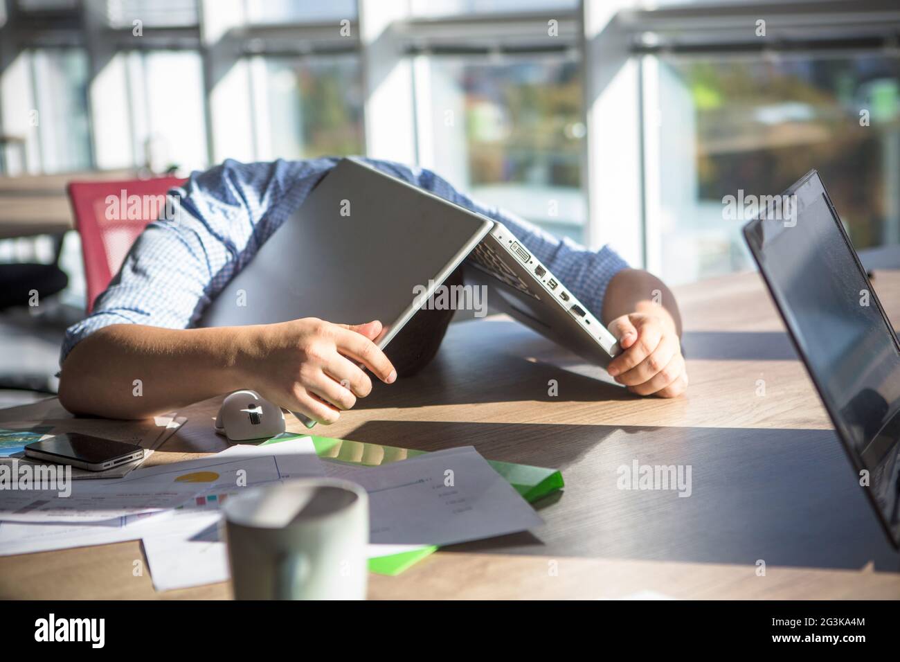 Müde Geschäftsmann während der Arbeit schlafen Stockfoto