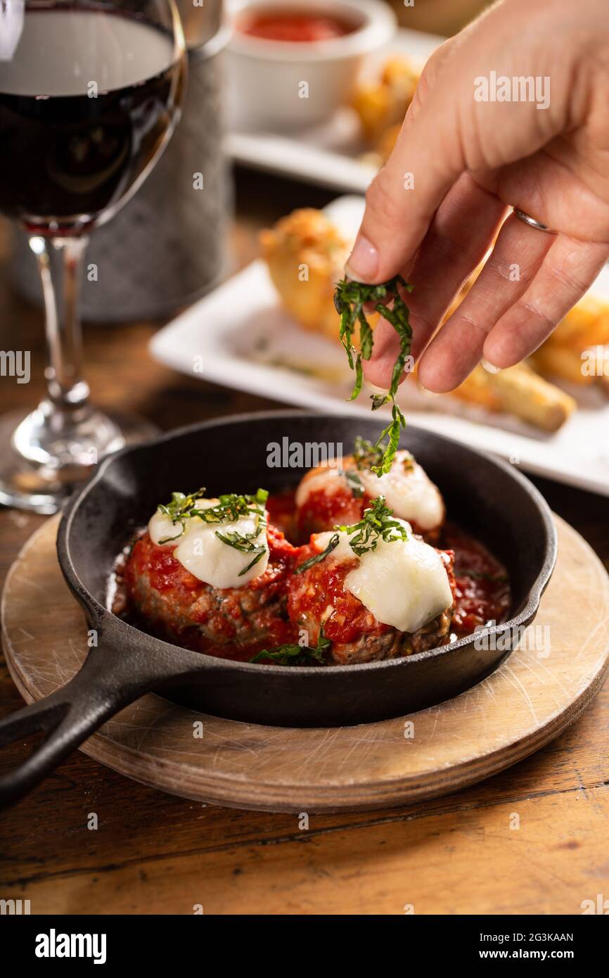 Italienische Fleischbällchen werden in einer gusseisernen Pfanne serviert Stockfoto