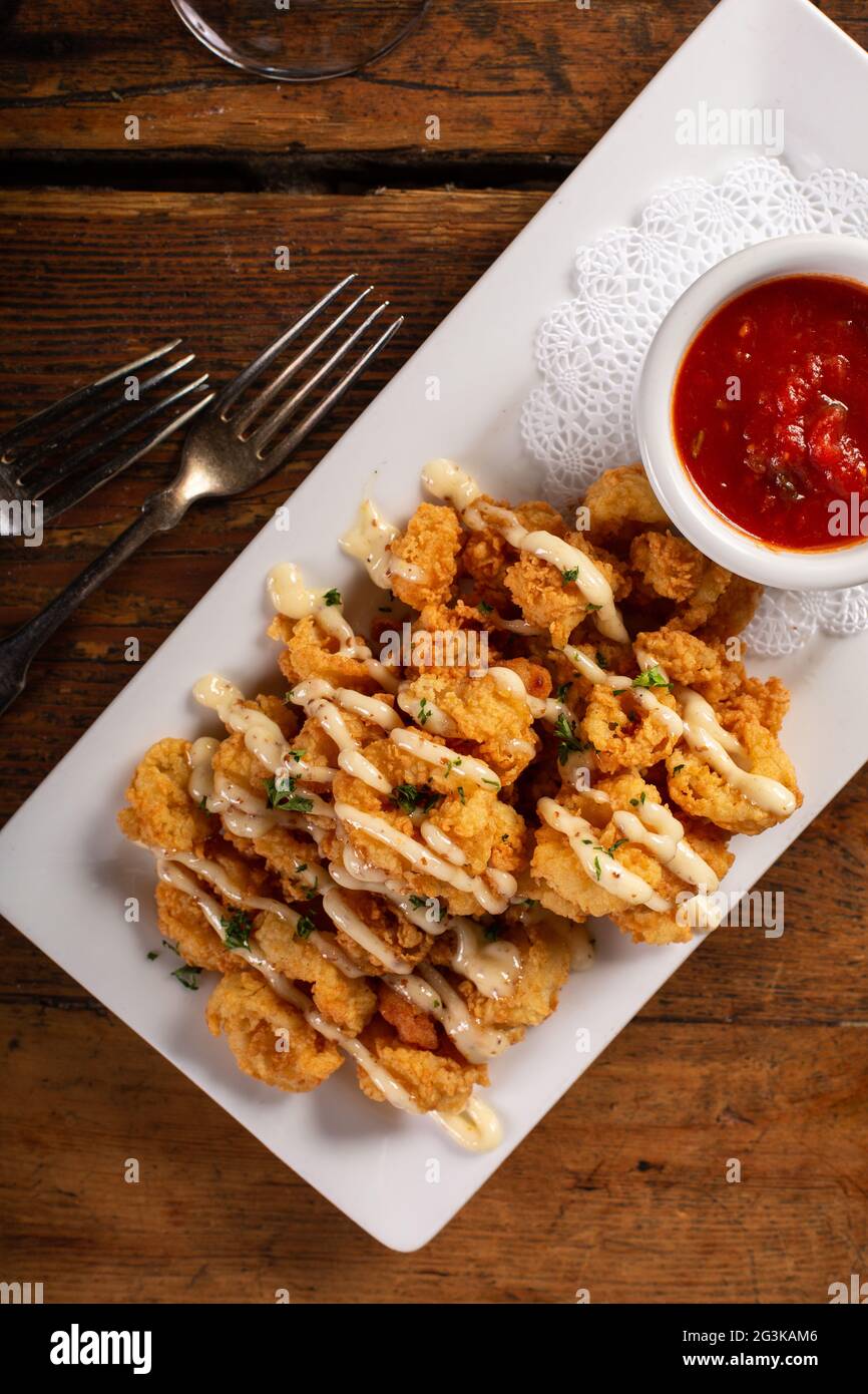 Gebratene Garnelen Vorspeise mit Tomatensauce serviert Stockfoto