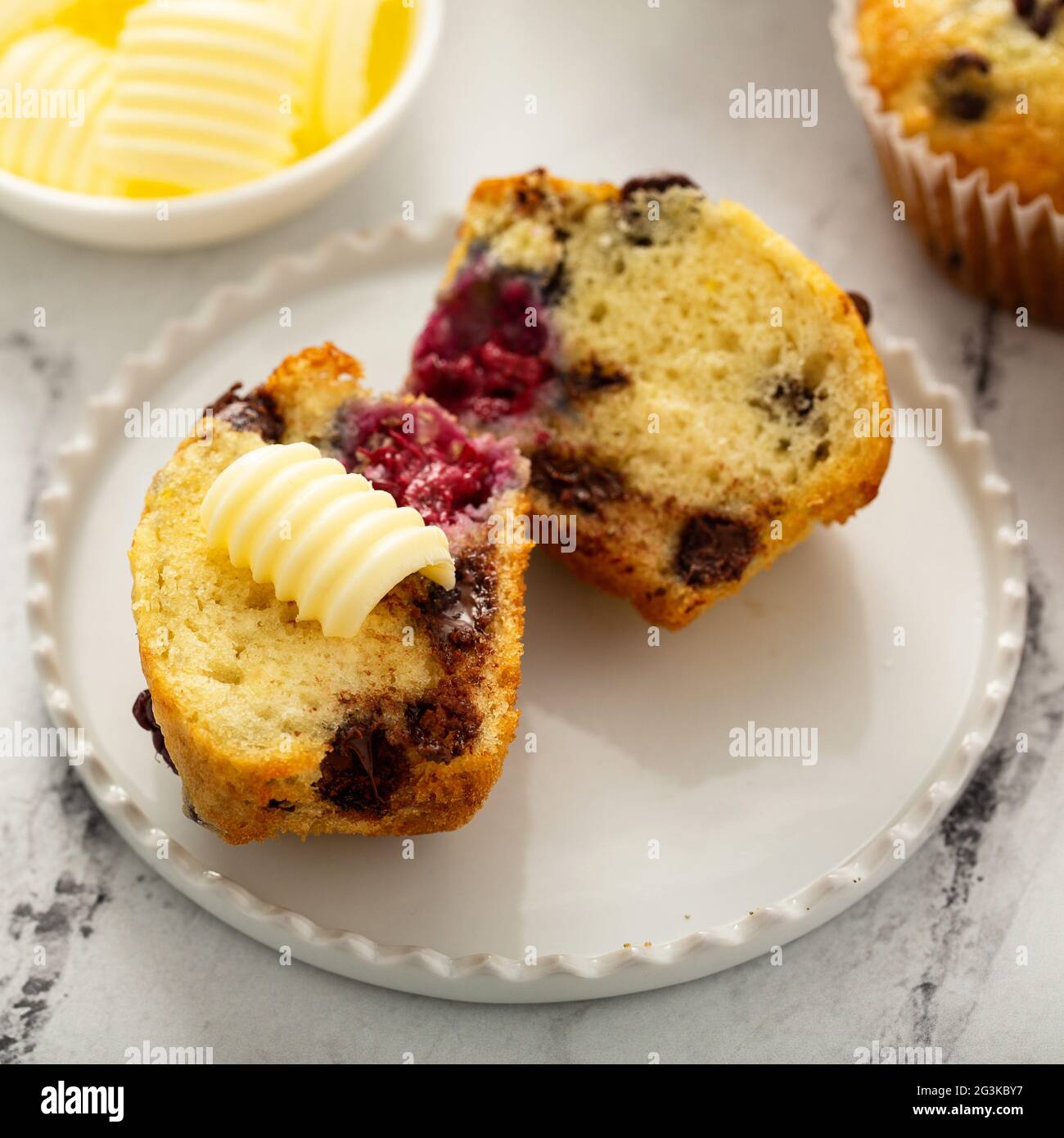 Brombeere und Schokoladenchip-Muffins, Sommerrezept Stockfoto