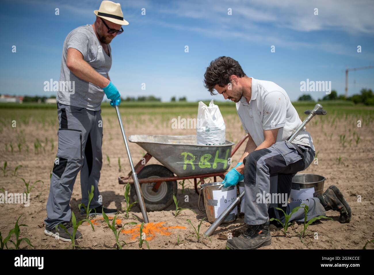 15. Juni 2021, Bayern, Katterbach: Alexander Seitz (r) und Arthur Horst, Probenentnahmemonteure eines Umweltingenieurbüros zur Untersuchung kontaminierter Standorte, nehmen Bodenproben auf einem Feld in der Nähe des US-Militärflugplatzes in Katterbach. Aufgrund einer erhöhten Konzentration von per- und polyfluorierten Chemikalien (PFAS) im Boden und Grundwasser in den US-Baracken werden die Proben derzeit entnommen. Diese sollen Rückschlüsse auf die Strömungsrichtung des Grundwassers und das mögliche Ausmaß der Kontamination durch Chemikalien - ehemals PFC - liefern Stockfoto