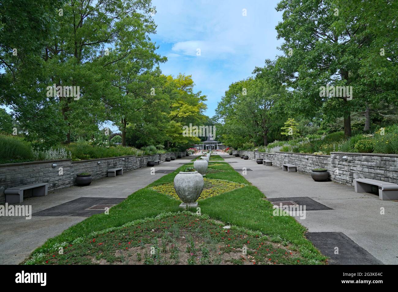 Von Bäumen gesäumter Pfad führt zum Rosengarten im Royal Botanical Gardens in Hamilton, Ontario, Kanada Stockfoto