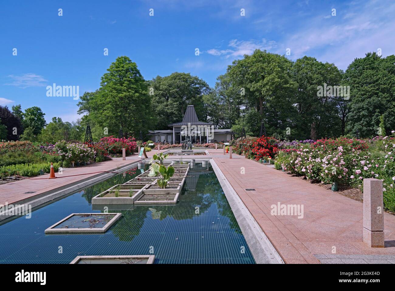 Reflektierender Pool im Rosengarten des Royal Botanical Gardens in Hamilton, Ontario, Kanada Stockfoto