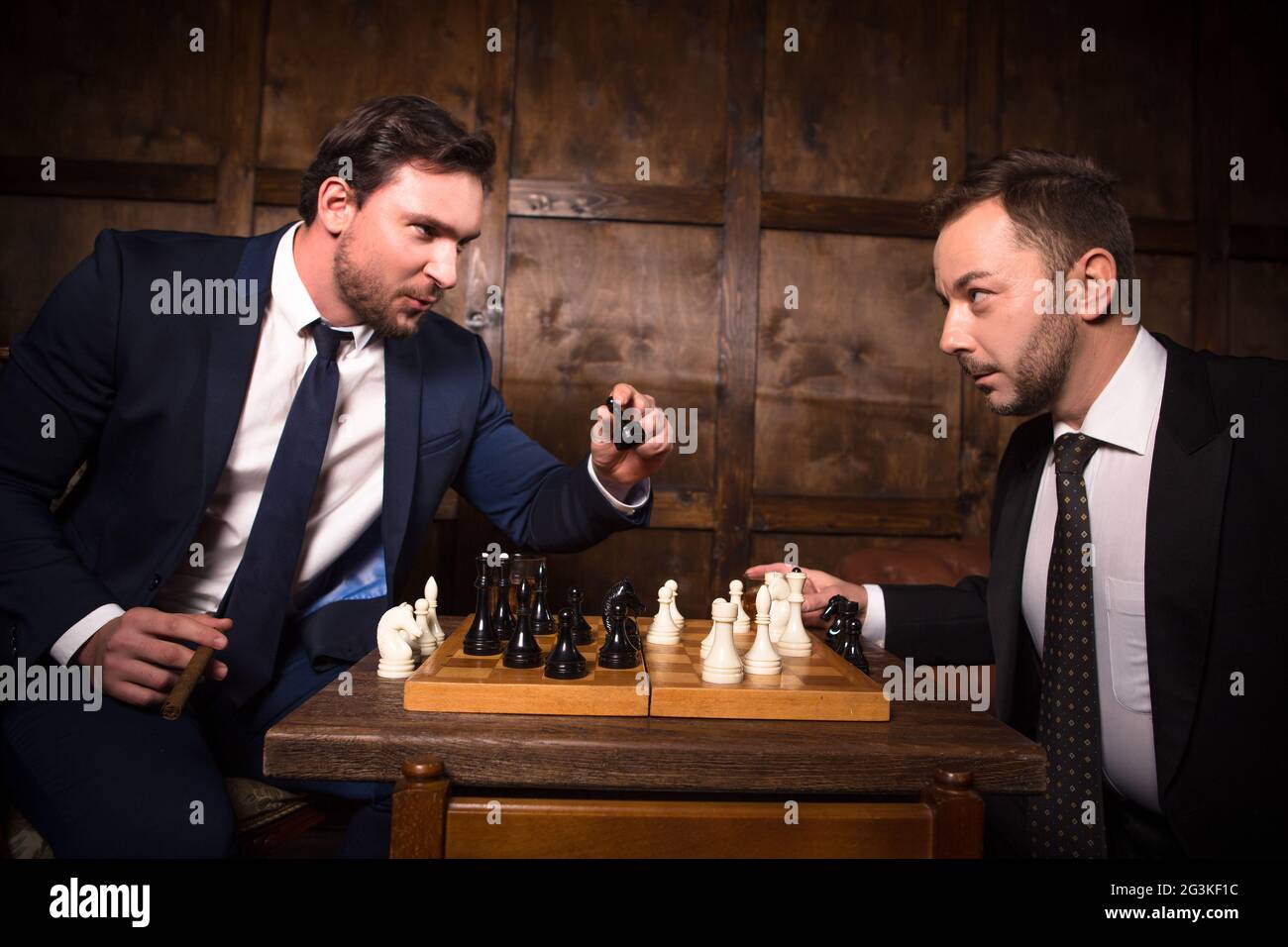 Reiche Geschäftsleute Schach spielen Stockfoto