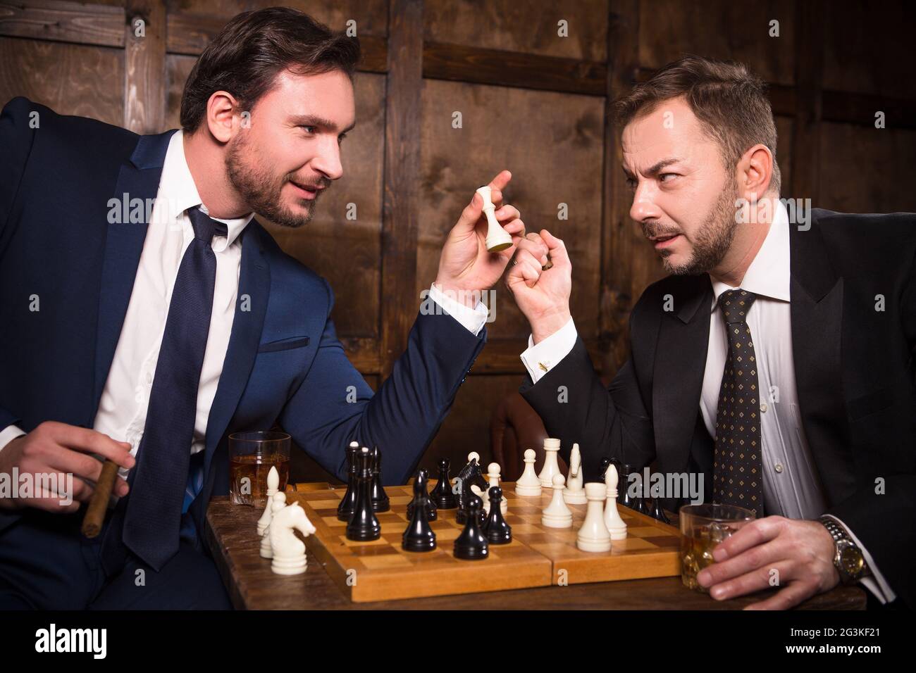 Reiche Geschäftsleute Schach spielen Stockfoto