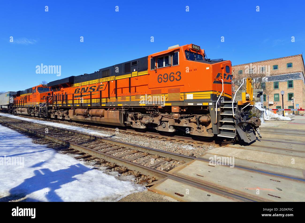 Naperville, Illinois, USA. Zwei Burlington Northern Santa Fe Lokomotiven führen einen Güterzug nach Chicago durch den Vorort Naperville. Stockfoto