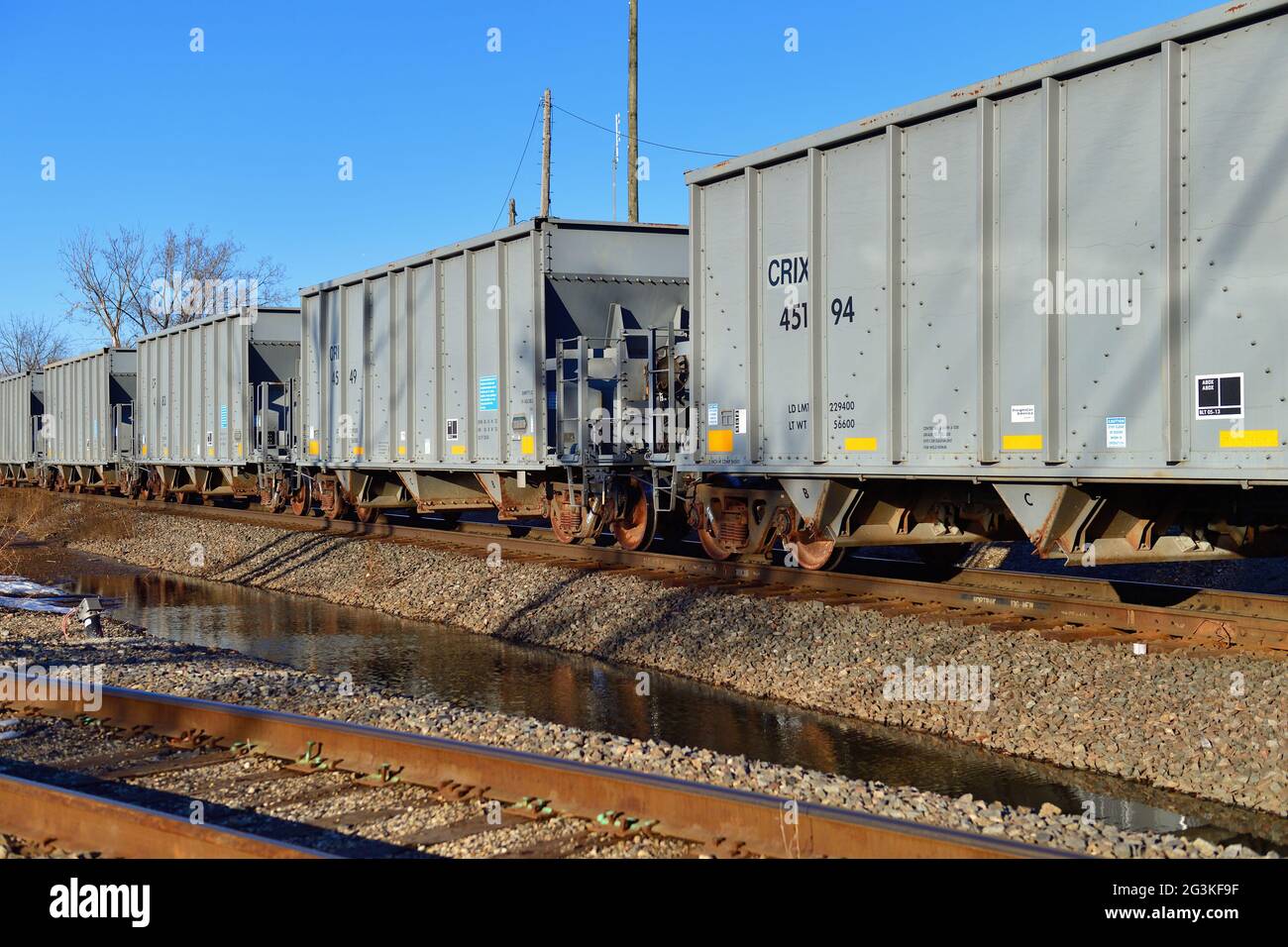 Elgin, Illinois, USA. Ein Güterzug der Canadian National Railway, bestehend aus leeren Einfüllschleusen, die durch den Nordosten von Illinois fahren. Stockfoto