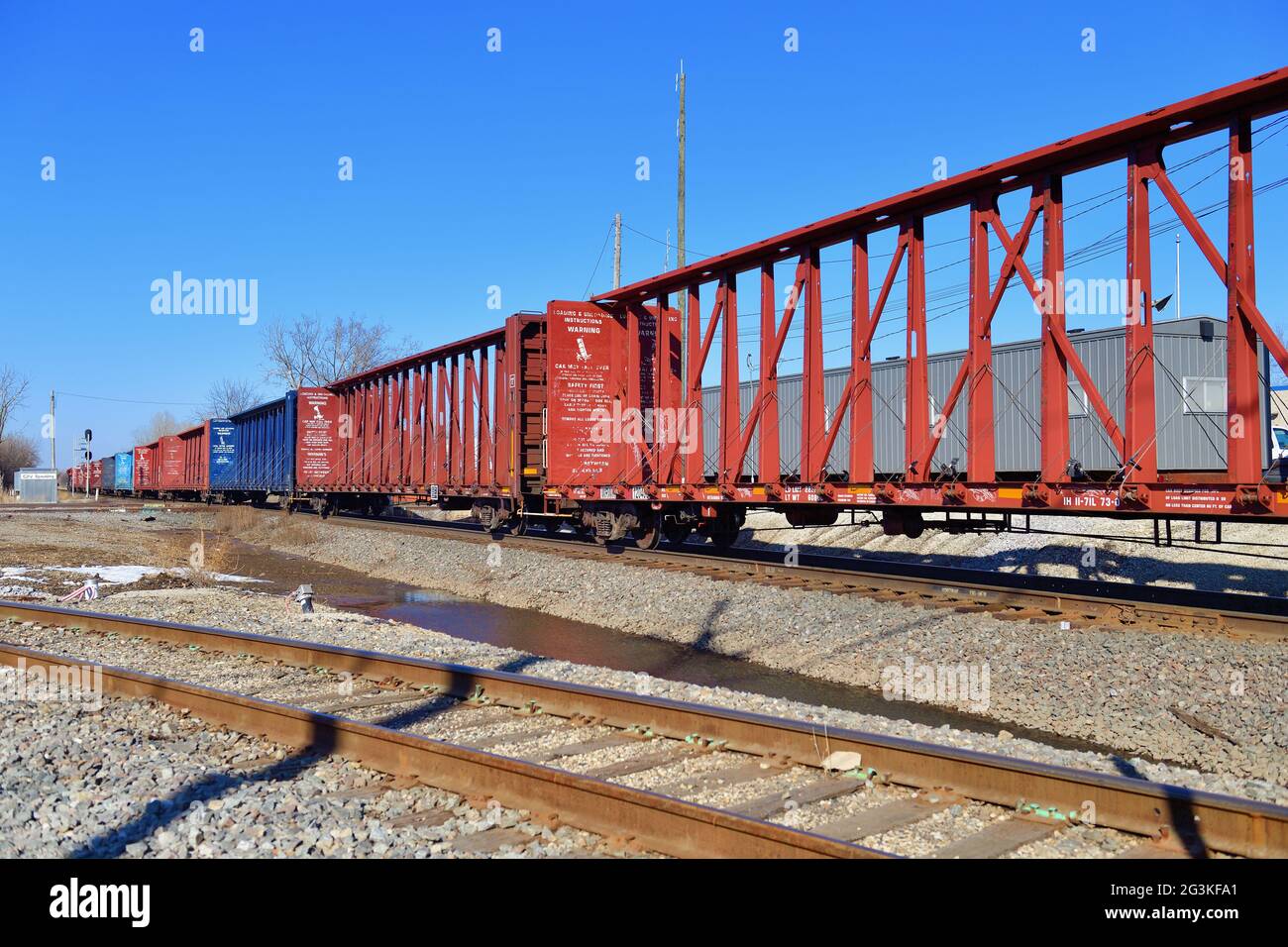 Bartlett, Illinois, USA. Ein Güterzug der Canadian National Railway, der vollständig aus leeren Holz- oder Holzautos besteht. Stockfoto