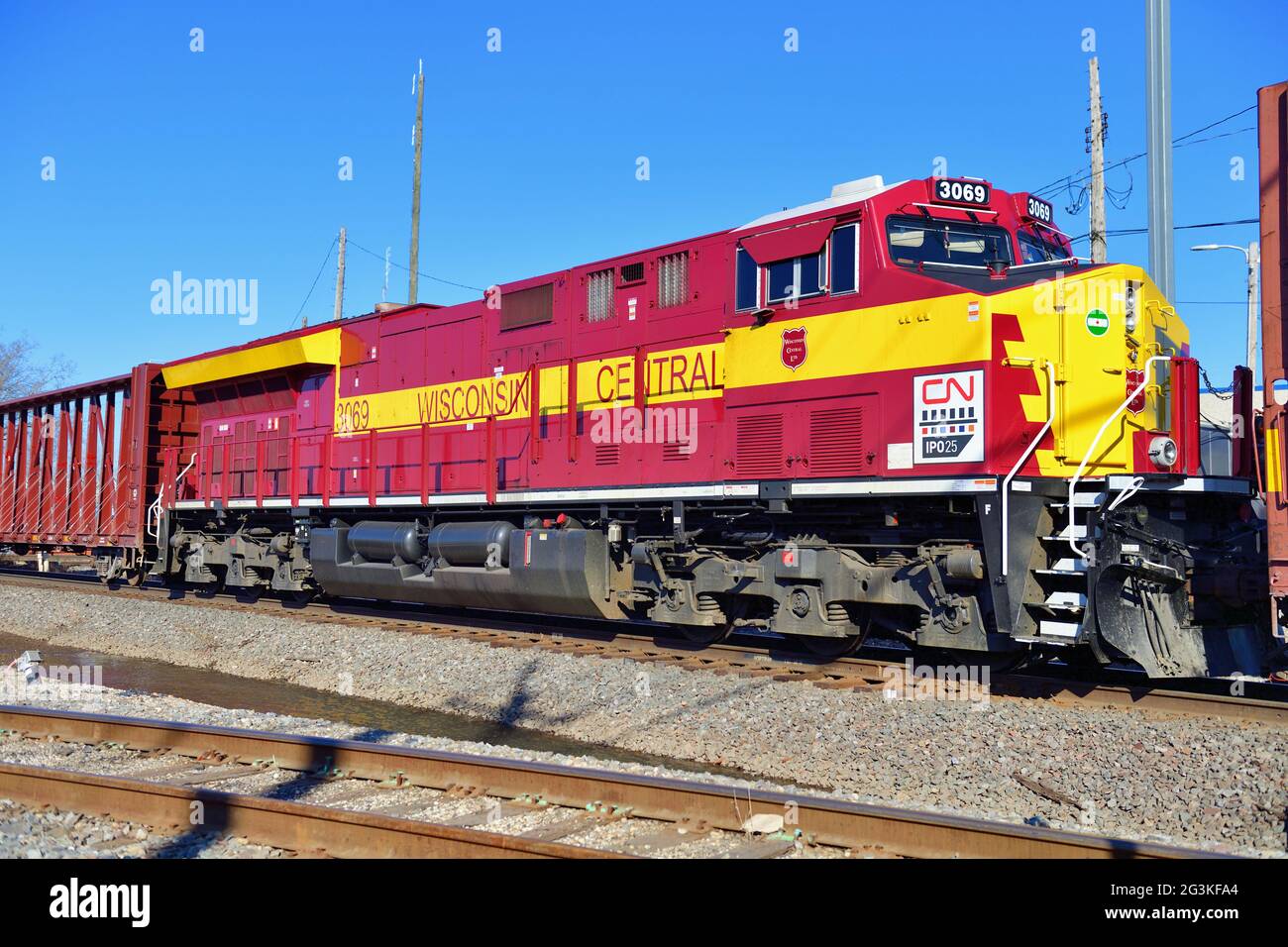 Elgin, Illinois, USA. Lokomotiven der Canadian National Railway, einschließlich einer für die Wisconsin Central Railroad gemalten CN Heritage Unit. Stockfoto