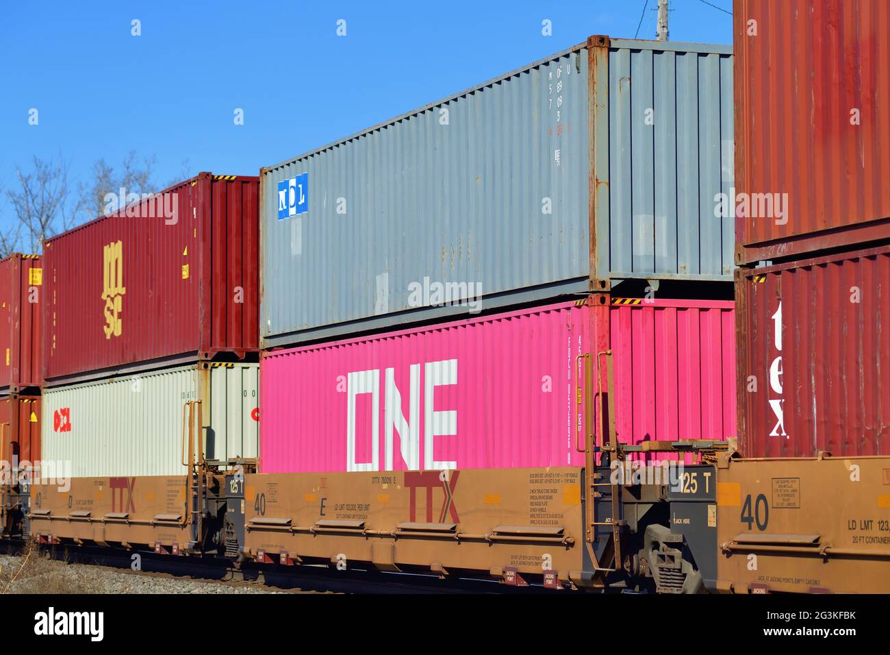 Elgin, Illinois, USA. Ein intermodaler Güterzug von Canadian National, der durch den Nordosten von Illinois fährt, Stockfoto