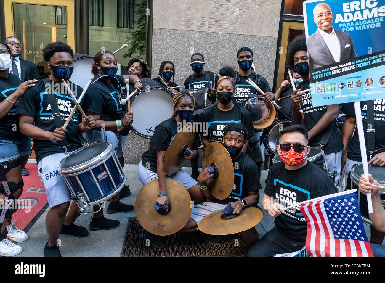 New York, NY - 16. Juni 2021: Marschierende Bandmitglieder und Unterstützer des Bürgermeisterkandidaten Eric Adams in den NBC Studios im Rockefeller Center Stockfoto