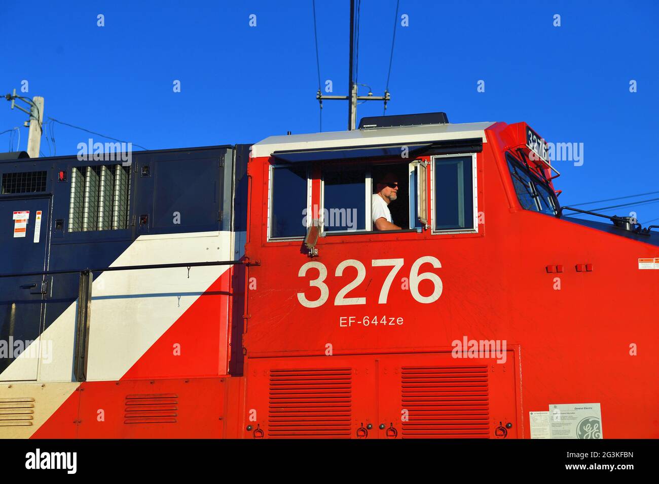 Bartlett, Illinois, USA. Ein Lokomotivingenieur am Gashebel, der einen Güterzug der Canadian National Railway durch den Nordosten von Illinois bewegt. Stockfoto