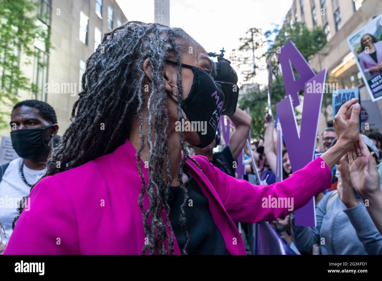 New York, NY - 16. Juni 2021: Die bürgermeisterliche Kandidatin Maya Wiley kommt zur Debatte in den NBC Studios im Rockefeller Center an. Sie begrüßt Unterstützer, die sich draußen versammeln, um ihre Unterstützung zu schätzen Stockfoto