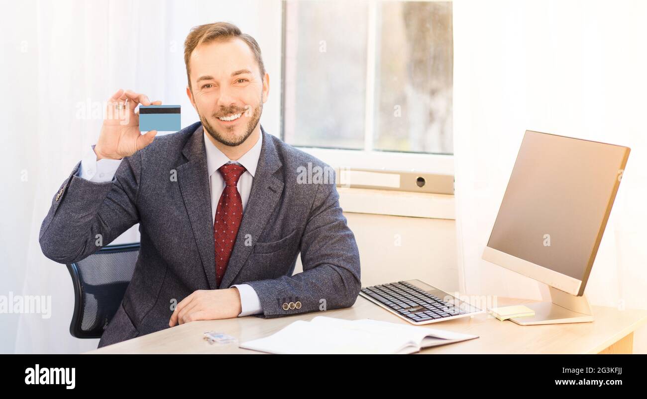 Geschäftsmann mit Kreditkarte Stockfoto