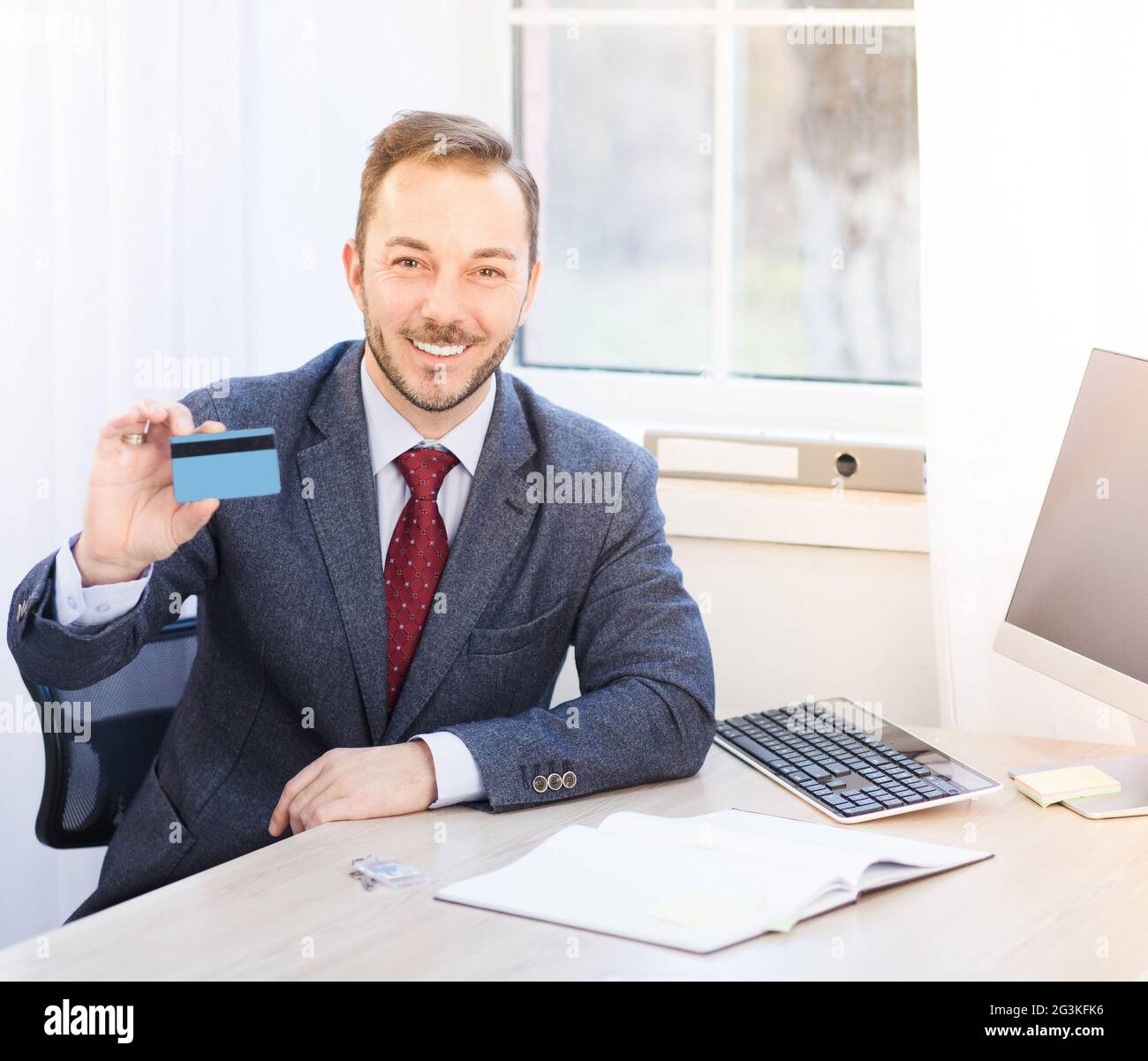Geschäftsmann mit Kreditkarte Stockfoto