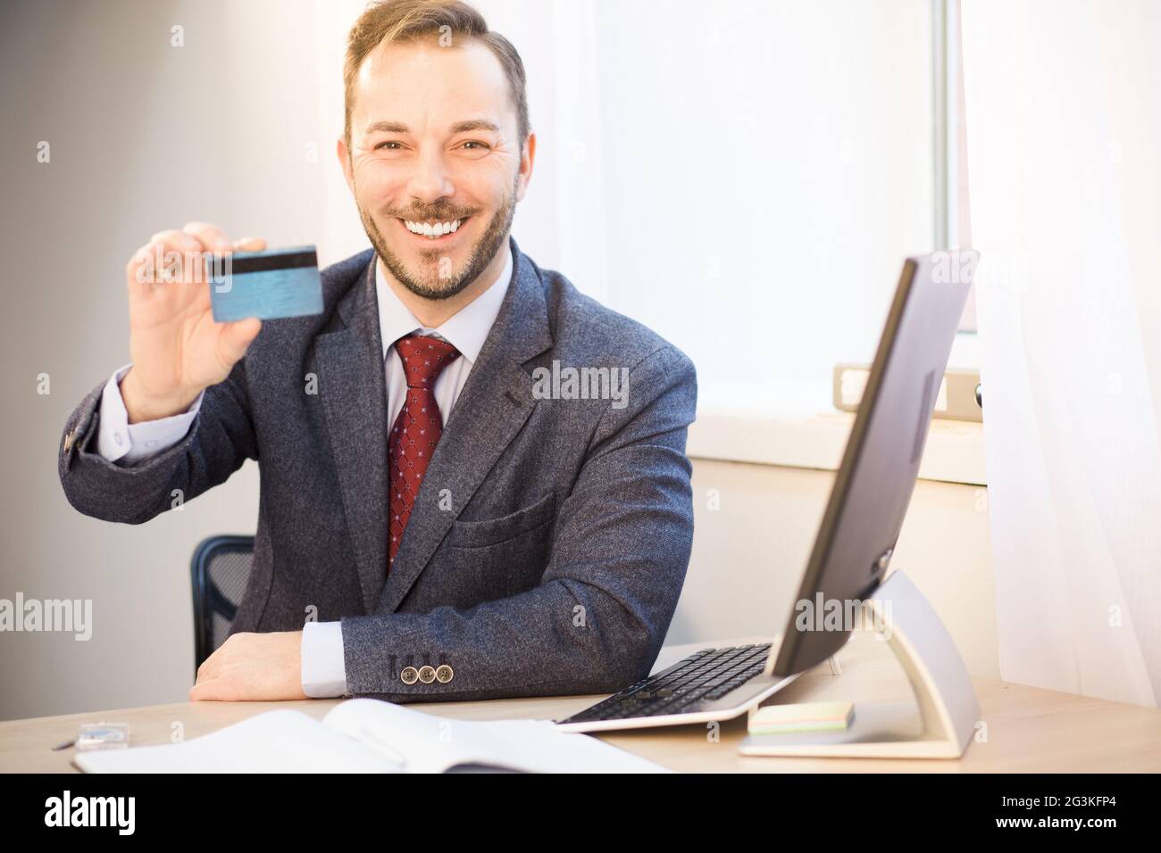 Geschäftsmann mit Kreditkarte Stockfoto