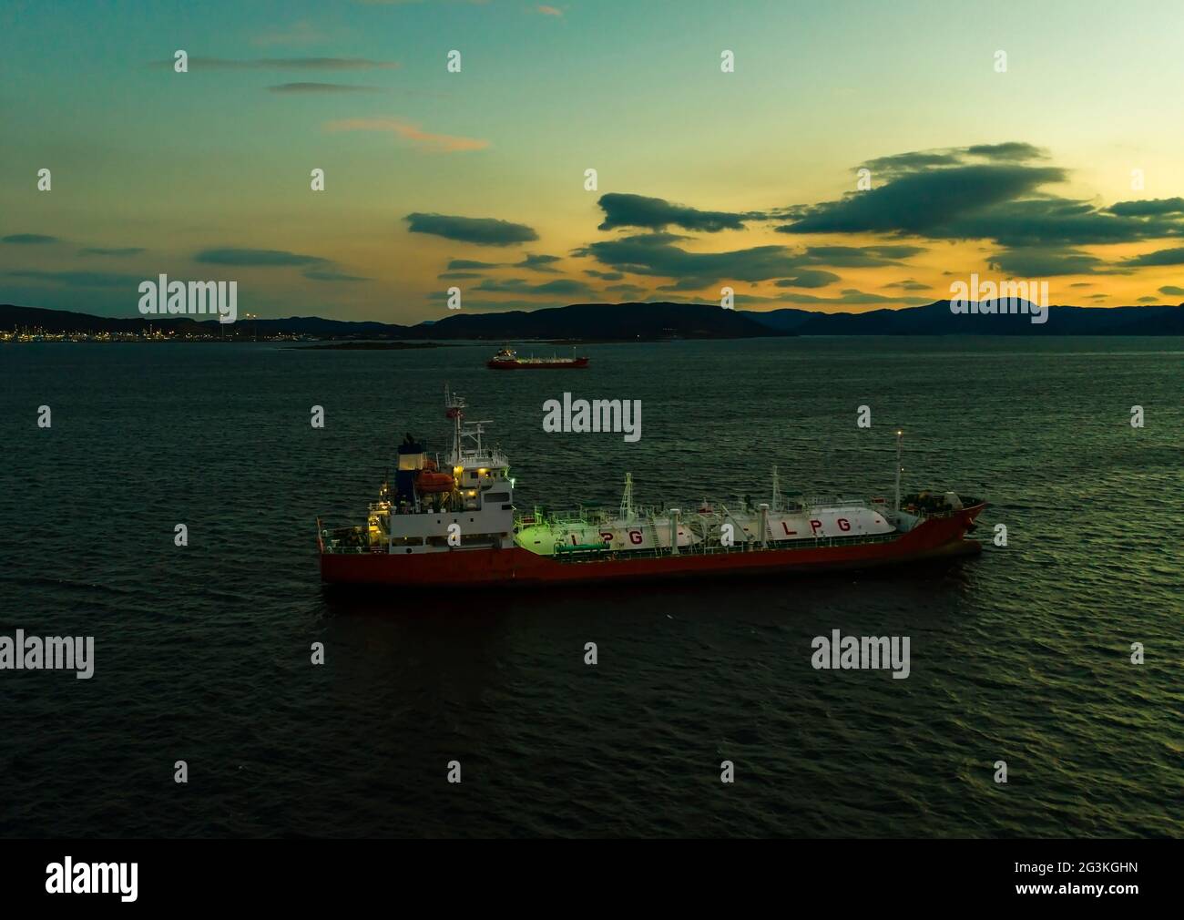 Foto-Panorama mit Meeresaufgang. Küstenlinie in der Nähe der Kaarsto LPG in Norwegen mit Gasversorgern auf Ankerplatz. Drohnenaufnahmen, Tageslicht. Stockfoto