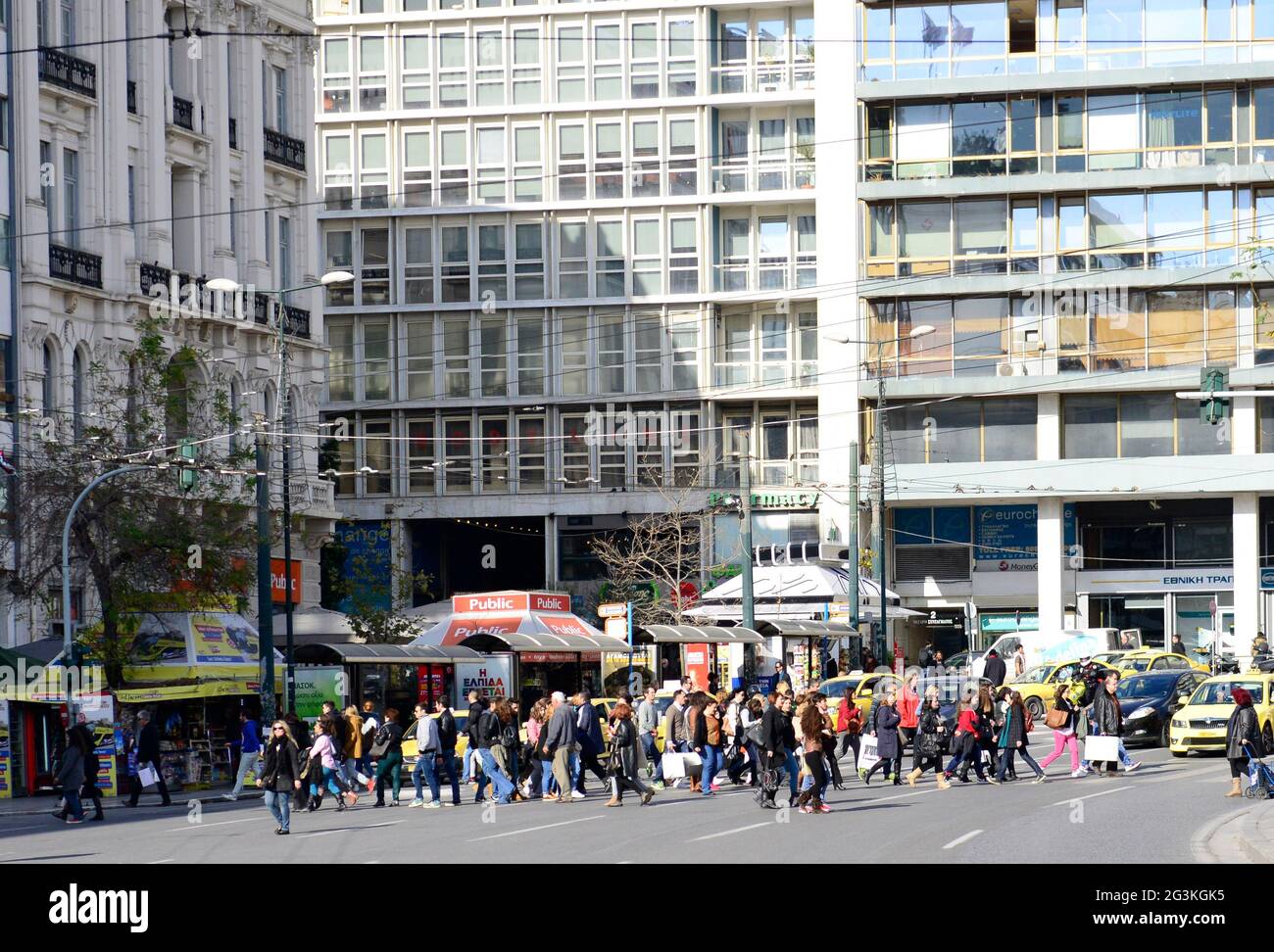 Griechen überqueren die Hauptstraße in der Nähe des Syntagma-Platzes in Athen, Griechenland. Stockfoto