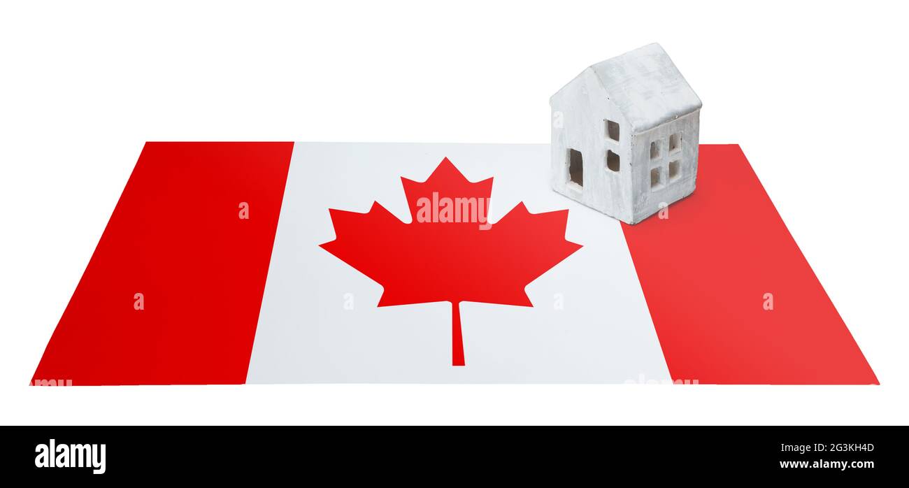 Kleines Haus auf einer Flagge - Kanada Stockfoto